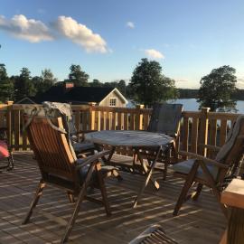 Välutrustad stuga med vacker sjöutsikt, hotel v mestu Urshult