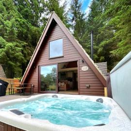 Bonnie Lodge-Lochside Location with Hot Tub, hotel a Invergarry