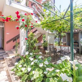 Apartments with parking space Umag - 7063、ウマグのホテル