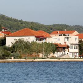 Apartments by the sea Mrljane, Pasman - 319, hotel in Neviđane