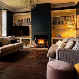 Upside house Beautiful 5 bedroom house sleeps 13 with hottub, games room and garden near Bath, hotel em Shepton Mallet