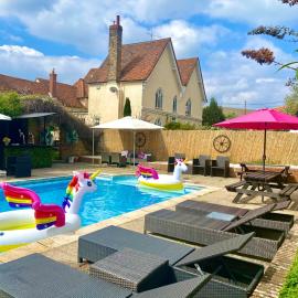 Grade II Listed Farmhouse, Pool, Hot Tub, Games Room, Celebration Hall, Car Park, 10ppl, 45 min from Central London