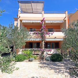 Apartments by the sea Zaboric, Sibenik - 468, Hotel in Zaboric