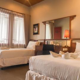 Rumah Stroberi Organic Farm & Family Lodge, hotel di Lembang