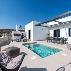 Villa Veta with Private Swimming Pool، فندق في Angairiá