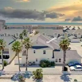Spacious Home, Short Walk to Beach, Heated Pool!, hotel a Corpus Christi