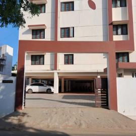 Mayfair Service Apartments, хотел в Pīlamedu