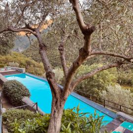Spacious 2 bedroom condo, hotel in Colletta
