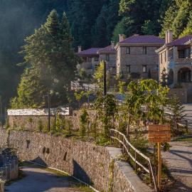 Montanema Handmade Village, Hotel in Platanákos