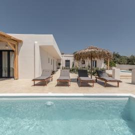 Golden Sand Villas with Private Pool, hotel en Vívlos