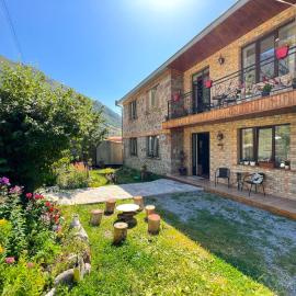 Ia's Guest House, hotel in Kazbegi