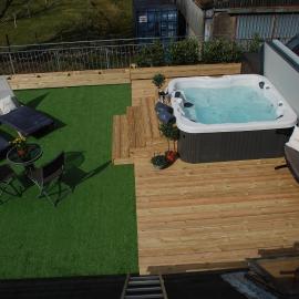 Luxury Duplex Sleeps 2- Hot Tub Balcony Parking