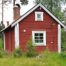 Cabin near lake and beautiful nature reserve., khách sạn ở Bodafors