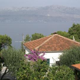 Apartments by the sea Splitska, Brac - 2865, hotel di Postira