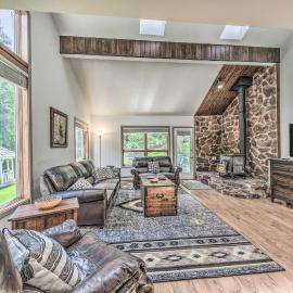 Cozy Cloudcroft Townhome ~ 1 Mi to Burro Ave!, Hotel in Cloudcroft