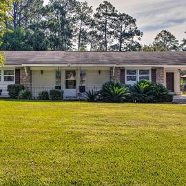 Cozy Waycross House w/ Yard & Screened Patio!, hotel u gradu Vejkros