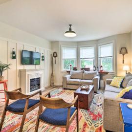 Pet-Friendly Saranac Lake Retreat w/ Deck & Yard – hotel w mieście Saranac Lake