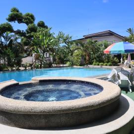 Ice Bear Bar & Tourist Inn, hotel a Dauis