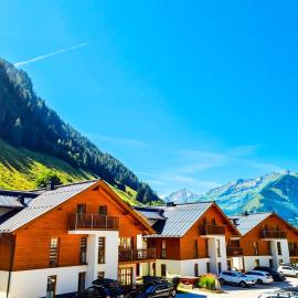 Modern Mountain Apart 3 - directly by Skiing area, hotel di Rauris