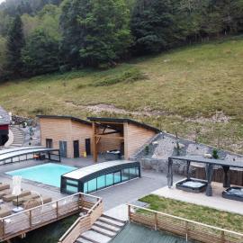 La Ferme de Rochesson, Jacuzzis & Piscine commune、Rochessonのホテル