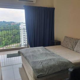 Lovely studio condo with balcony & pool @ Suria Jelutong, hotel in Shah Alam