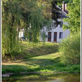 Gîte AU BORD DE L'EAU jusqu'à 8 personnes, Hotel in Chambon-sur-Voueize