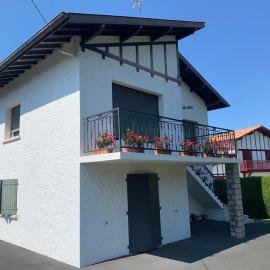 A louer appartement en rez de chaussee dans une maison