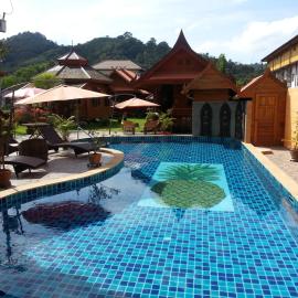 Golden Teak Resort Baan Sapparot, hotel sa Kamala Beach