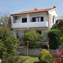 Apartments with parking space Krk - 5318: Krk şehrinde bir otel