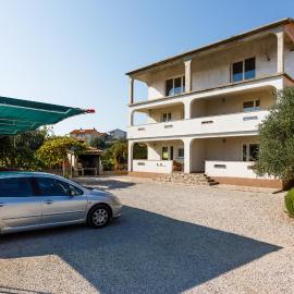 Apartments with parking space Kornic, Krk - 5306, hotel in Kornić