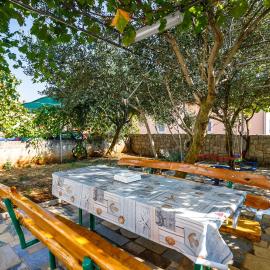 Apartments with parking space Kornic, Krk - 5306