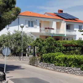Apartments and rooms with parking space Krk - 5371: Krk şehrinde bir otel