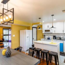 Spacious Charming DC Row House plus Free Parking-Sleeps 17 guests
