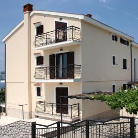 Apartments with parking space Novi Vinodolski - 5593, hotel in Novi Vinodolski
