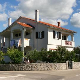 Apartments with parking space Krk - 5364: Krk şehrinde bir otel