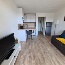 Studio Le Dolce Vita - Fréjus Plage - Tout à pied - Clim - WIFI - Balcon ensoleillé, hotel u gradu Freži
