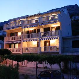 Apartments with parking space Pisak, Omis - 5154