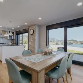 Casa nueva con piscina y vistas al mar