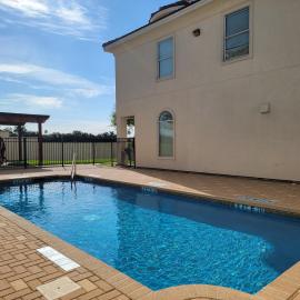 4 BR Smart Luxe Condo, Gated Community, Pool View, Mins to Costco & Top Golf, hotel en McAllen