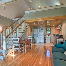Charming Stonington Studio w/ Ocean Views!: Stonington şehrinde bir otel