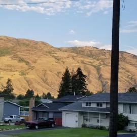 Charming - 2 bedrooms suite, 1 full bath & family room, hotel in Kamloops