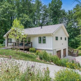 10 Min to Downtown Asheville. Luxury Finishes. Private Hot Tub & Arcade