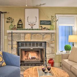 Cozy Poconos Townhome w/ Fireplace Near Jack Frost, hotel din Lake Harmony