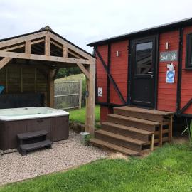 Stunning railway carriage with private hot tub, отель в городе Херефорд