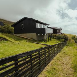 Cozy 2-bedroom house with a fantastic view, hotel en Leynar