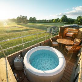 Delightful Converted Double Decker Bus with Hot Tub sleeps 4, hotel in Uckfield