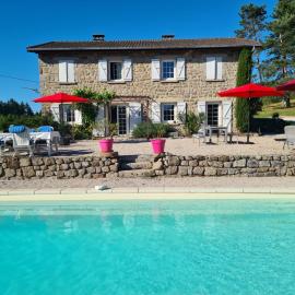 Room lover Les Chaizes, hotell sihtkohas Saint-Romain-Lachalm