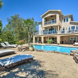 Luxe Getaway w/ Riverfront Views in Grants Pass!