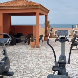 SUPERBE APPARTEMENT MEUBLÉ AU BORD DE LA PLAGE, hotel in Mbaw