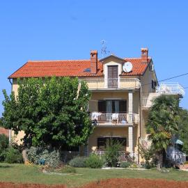 Apartments with parking space Basanija, Umag - 7149, hotel a Savudrija